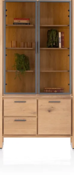 Nystead, vitrine 100 cm. - 2-glasdeuren + 1-deur + 2-laden (+ LED)