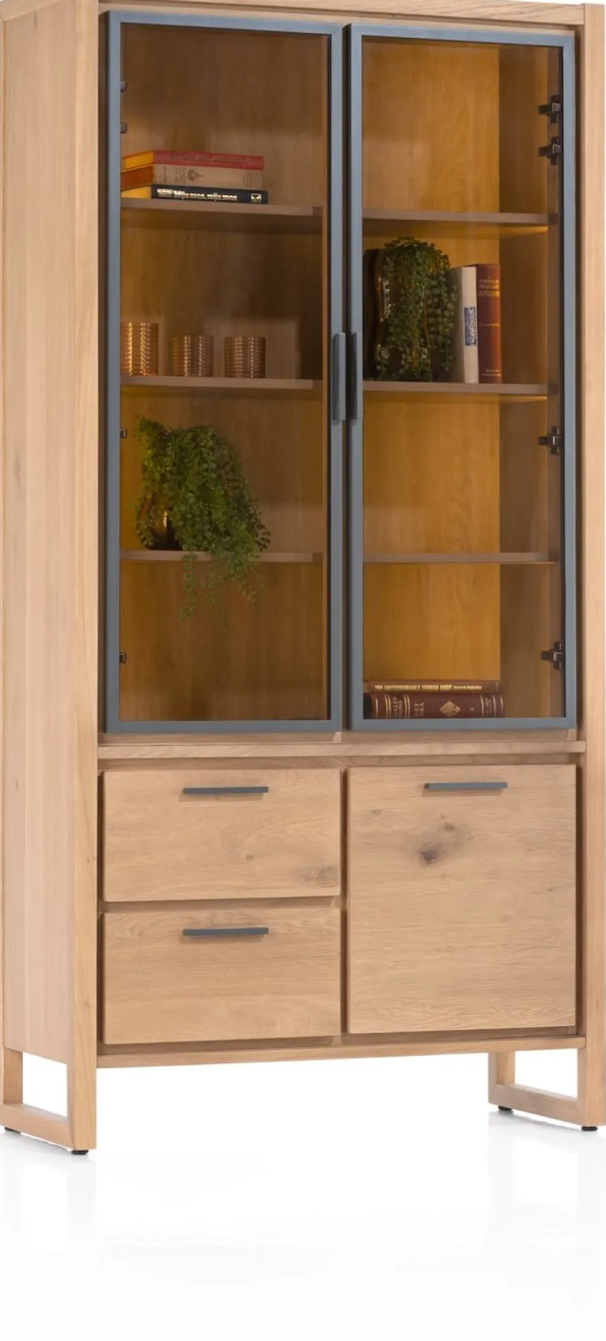 Nystead, vitrine 100 cm. - 2-glasdeuren + 1-deur + 2-laden (+ LED)